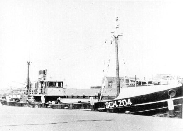 Mijn 3de schip in 1954-55: SCH 204, de DOLFIJN: Klik op de foto voor informatie en een vergroting